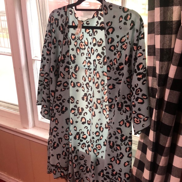 Lovely J kimono in aqua leopard with pink & black spots. Size is medium. - Picture 1 of 5